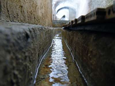 Sotto di noi si dirama un lungo canaletto in cui scorre l�acqua che letteralmente cade dalla roccia